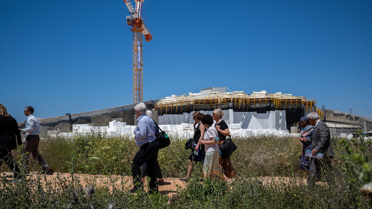 Un groupe de délégués sur le chantier de construction du mausolée de ‘Abdu’l-Bahá.