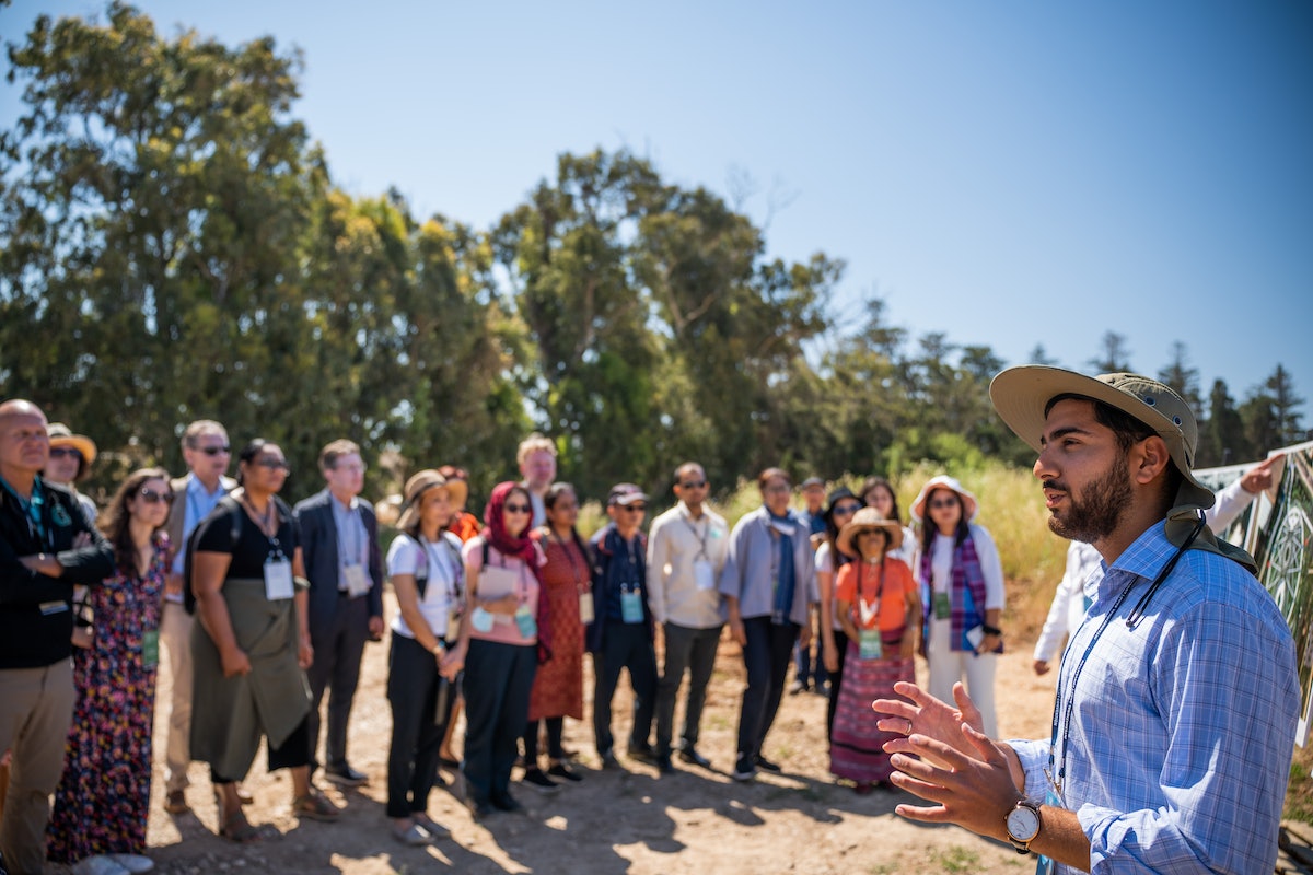 Délégués pendant leur visite du chantier de construction du mausolée de ‘Abdu’l-Bahá.