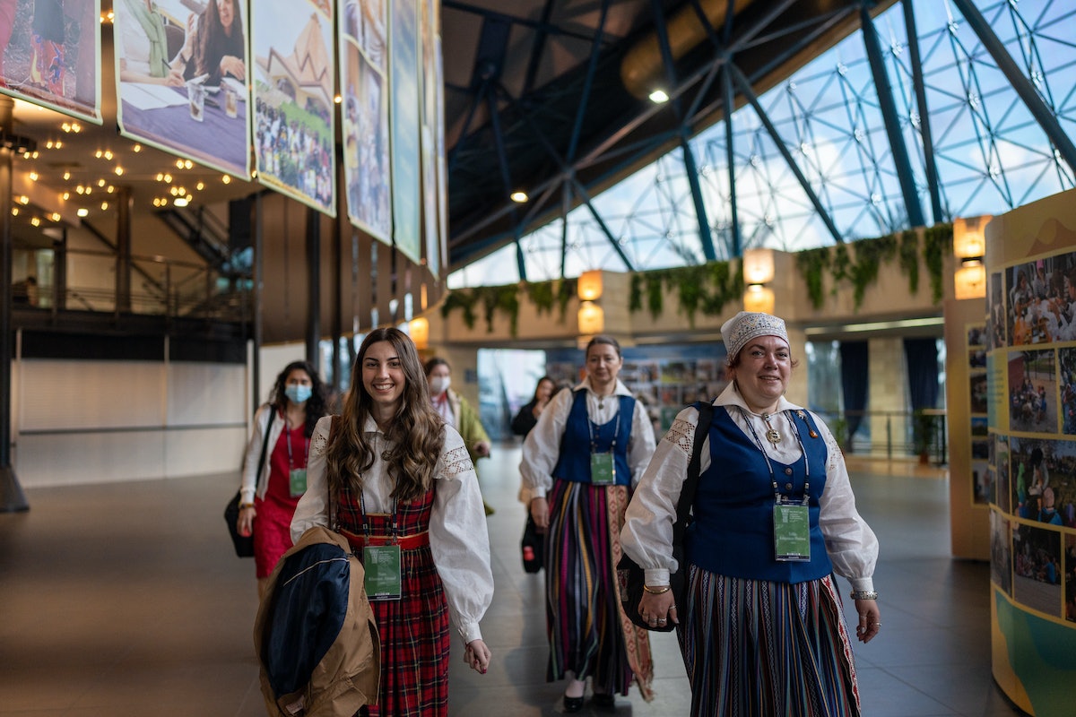 Des déléguées de Lettonie arrivant pour la session d’ouverture de la 13e Convention internationale bahá’íe.