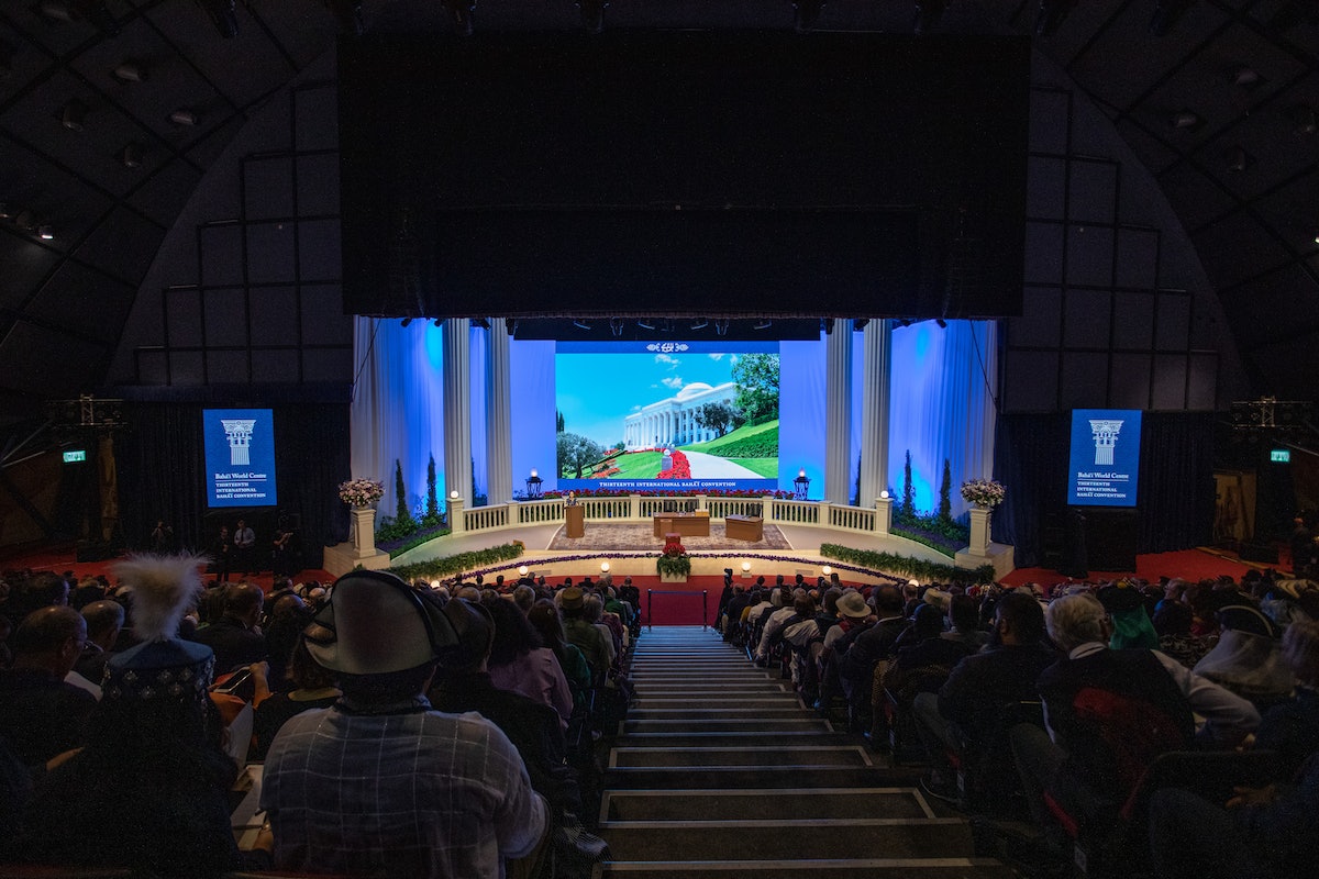 Délégués au début de la 13e Convention internationale bahá’íe, avant le dépôt des votes.