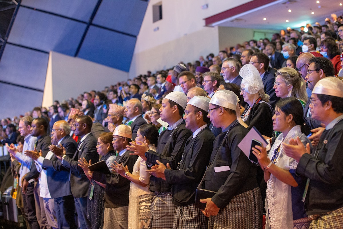 Les délégués applaudissent lors de la séance d’ouverture de la 13e Convention internationale bahá’íe.