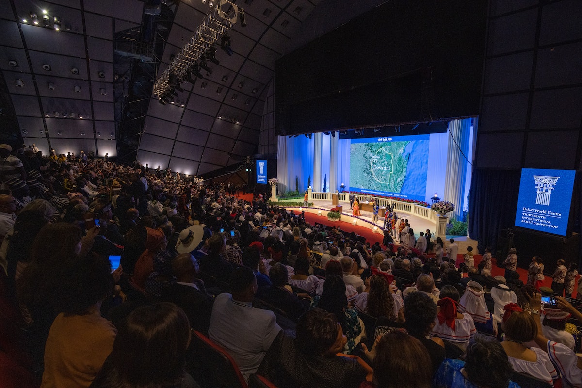 Délégués lors de la séance d’ouverture de la 13e Convention internationale bahá’íe.