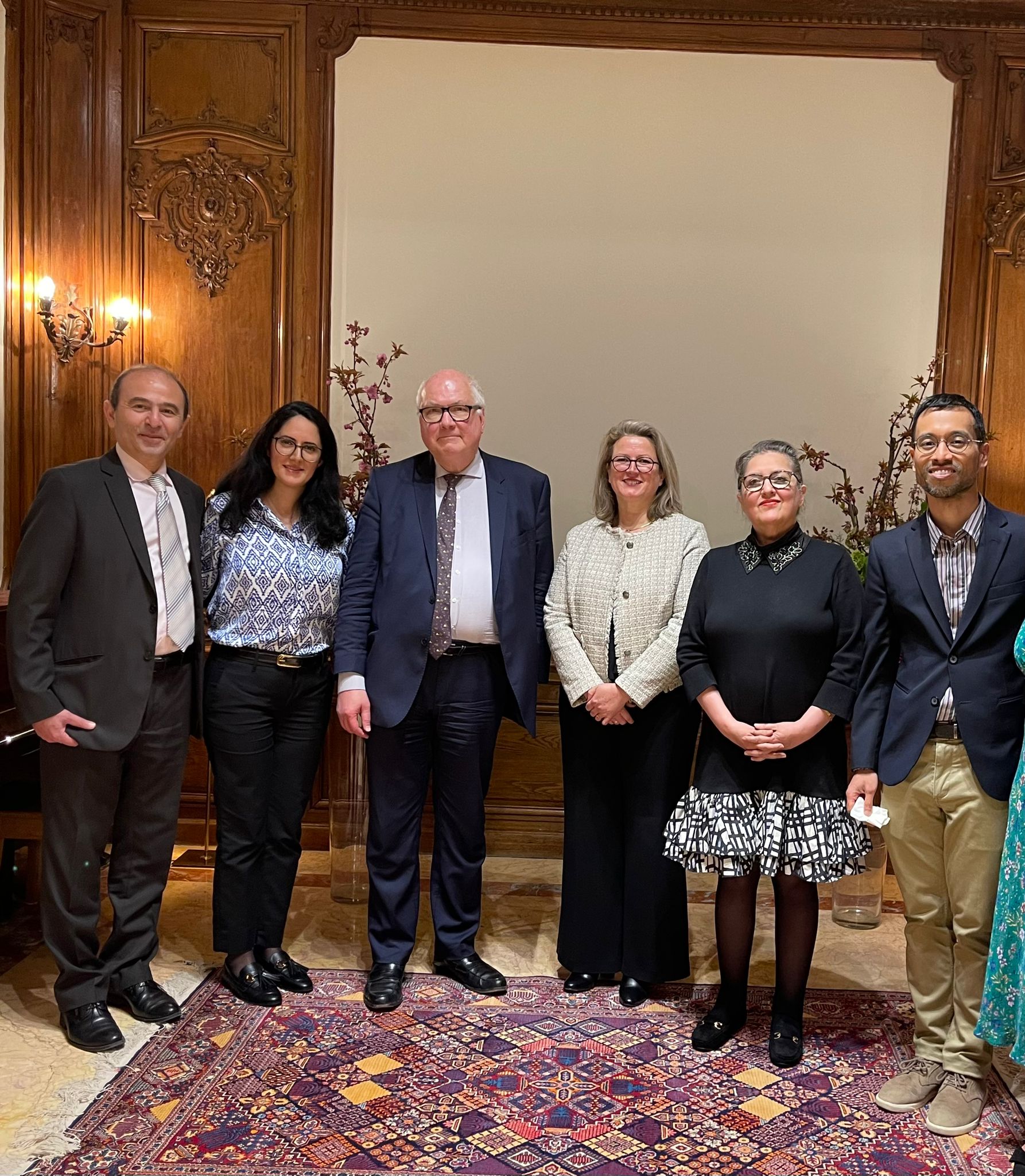 Firouzeh Moghbel, Sophie Ménard, Gloria Hamrai, Jordan Melic, Shahryar Issakhany Les représentants de l'Assemblée spirituelle nationale de France et Monsieur l'Ambassadeur Jean-Christophe Peaucelle, Conseiller aux affaires religieuses Ministère des affaires étrangères.