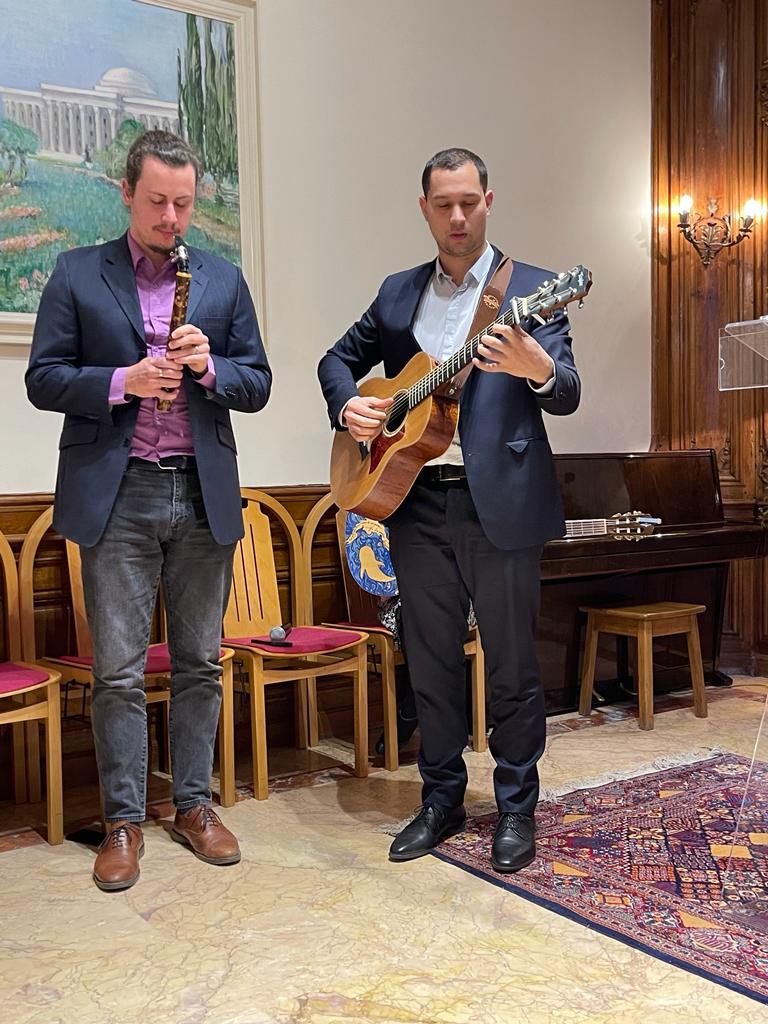 Louis Parsai et Nicolas Réhel ont interprété des chants inspirés des écrits bahá’ís.