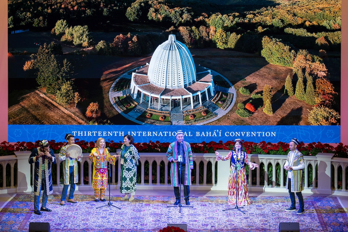 Participants du Tadjikistan lors d’une représentation musicale à la 13e Convention internationale bahá’íe.