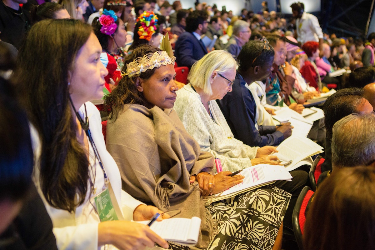 Une déléguée de la Nouvelle-Calédonie (au milieu) lors d’une session consultative à la 13e Convention internationale bahá’íe.