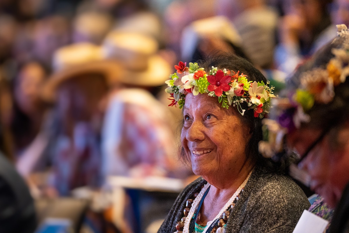 Une déléguée des îles Marshall lors d’une session de la 13e Convention internationale bahá’íe.