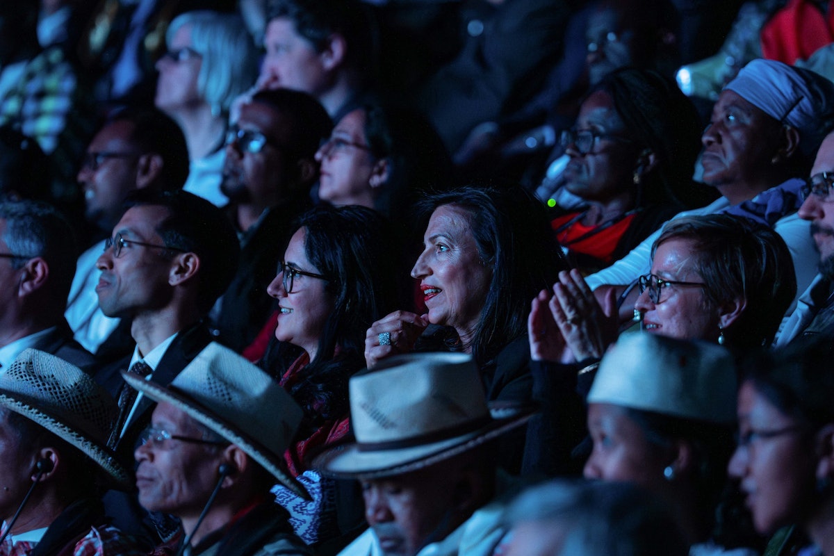 Les participants à la Convention regardent « Une perspective élargie », un nouveau film commandé par la Maison universelle de justice et diffusé lors de la 13e Convention internationale bahá’íe.