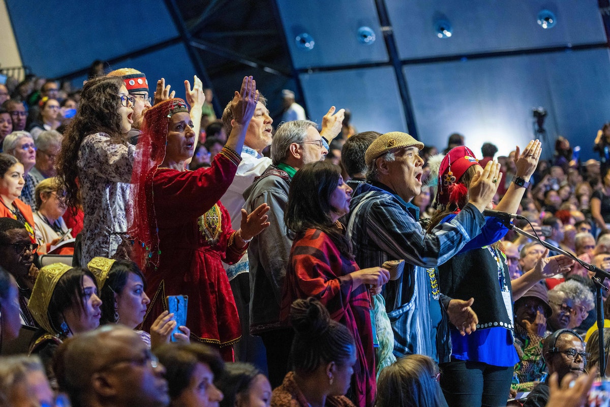 Des délégués de l’Alaska ont chanté une prière bahá’íe traduite en tlingit, une langue indigène de la région sud-est de l’Alaska.