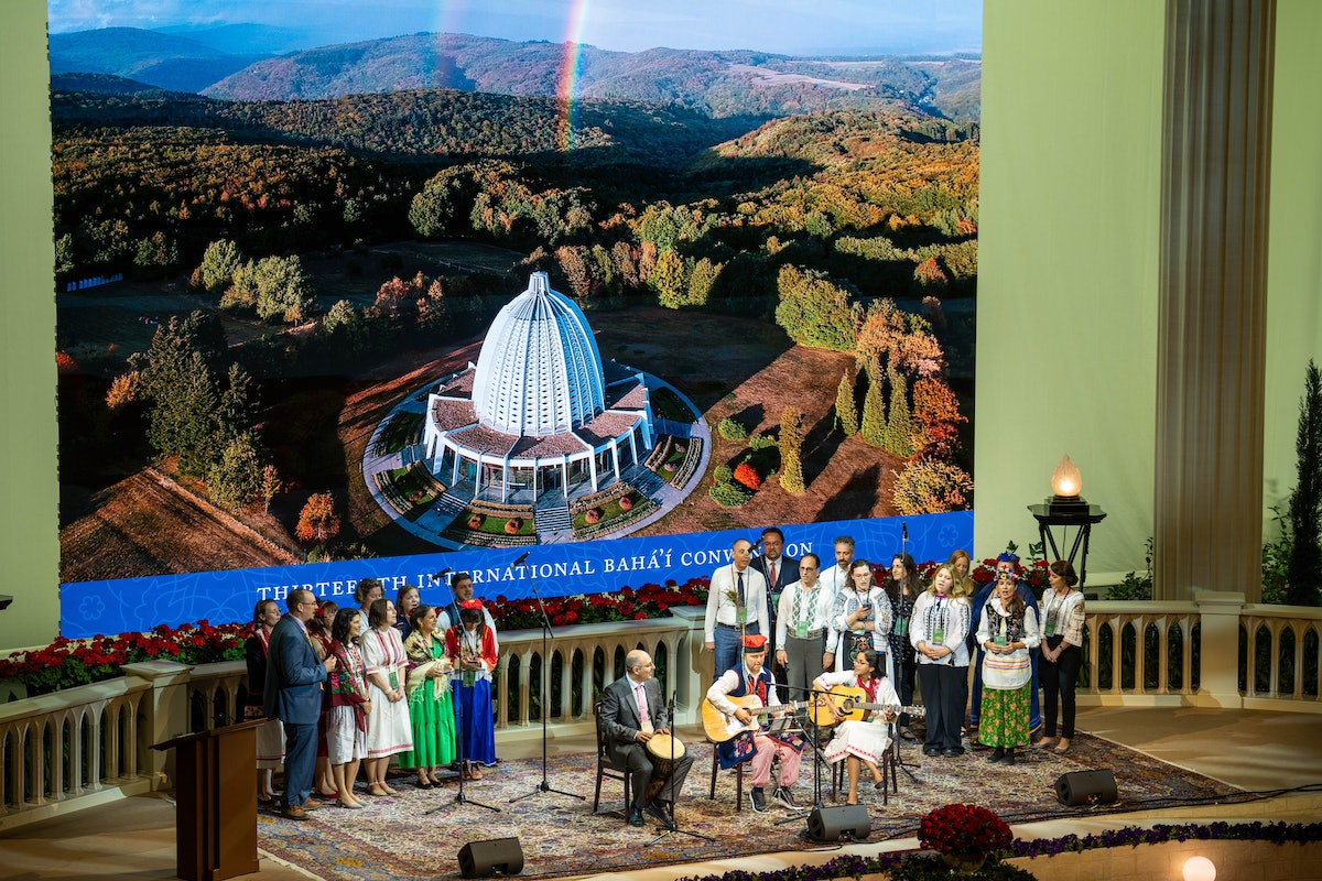 Des délégués de différents pays d’Asie centrale interprètent des chansons de leur région lors d’une des présentations musicales qui ont ponctué les sessions consultatives.