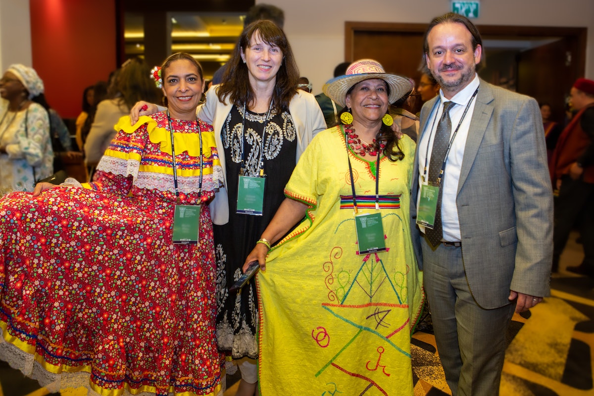 Parmi les pays représentés par les délégués bahá’ís figuraient (de gauche à droite) : la Colombie, l’Argentine, le Venezuela et le Chili.