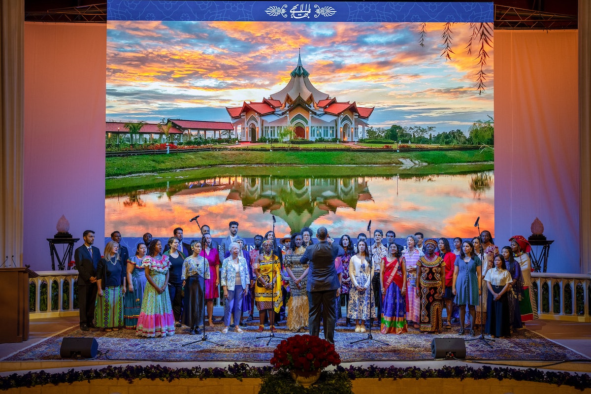 La 13e Convention internationale bahá’íe s’est clôturée par l’interprétation d’une composition chantée par une chorale composée du personnel du Centre mondial bahá’í.