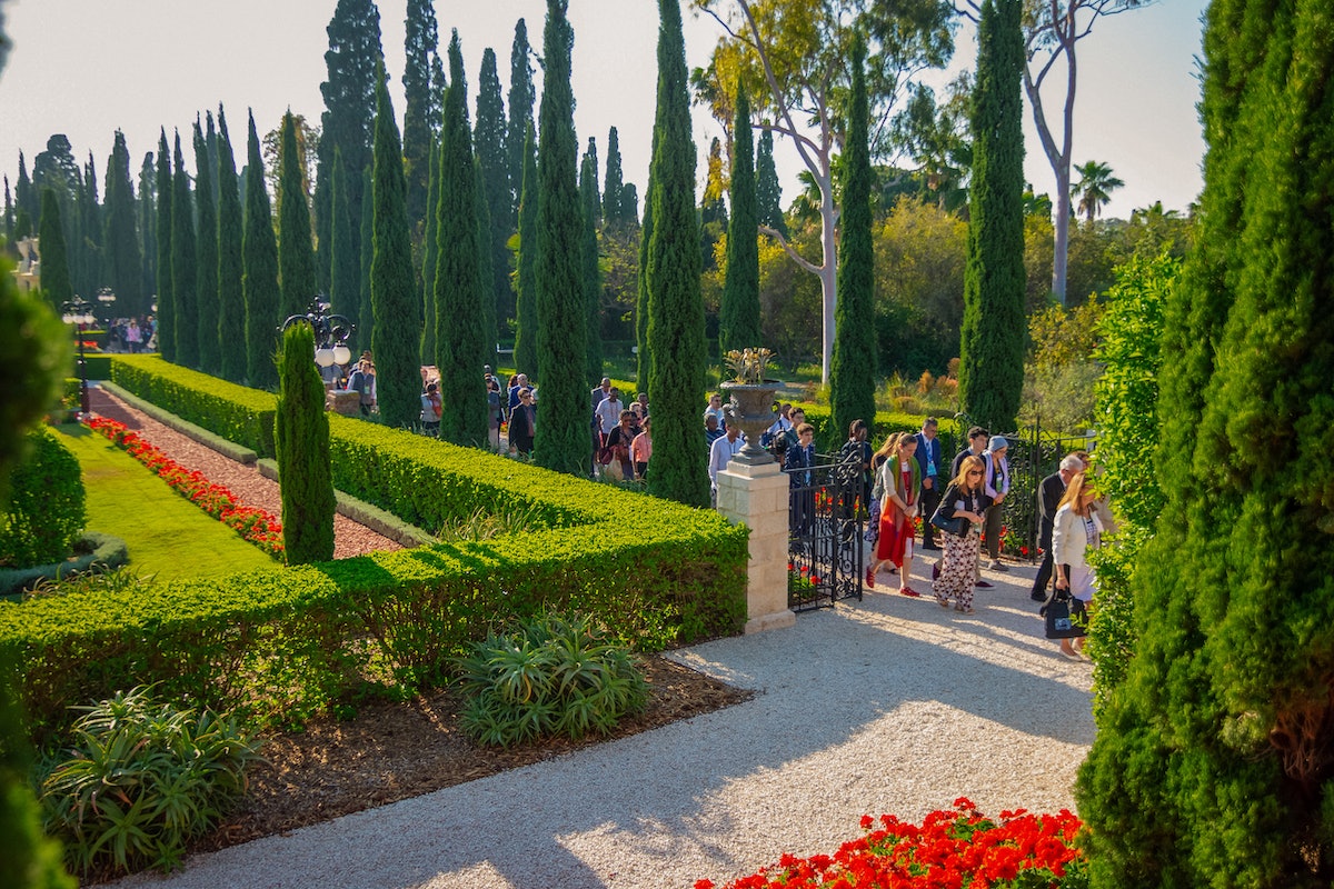 Après un programme de prière, les invités font une circumambulation du tombeau de Bahá’u’lláh.