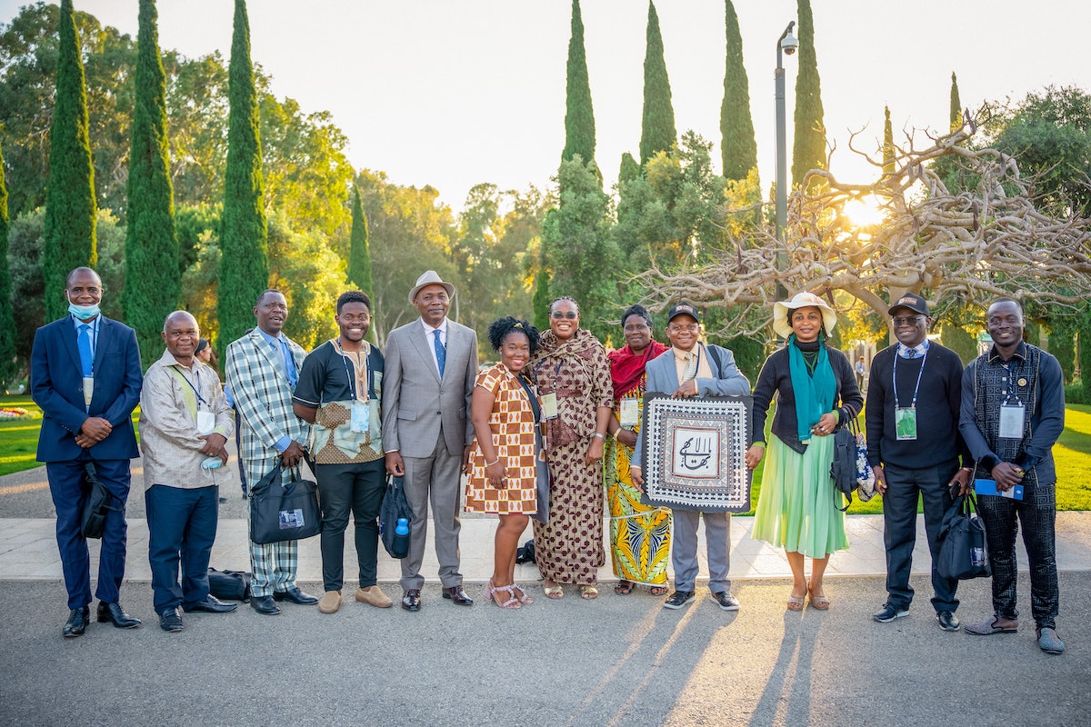 Un délégué de la République démocratique du Congo tient une peinture offerte à l’Assemblée spirituelle nationale bahá’íe de ce pays par l’Assemblée nationale des Fidji. La peinture représente un symbole bahá’í sacré connu sous le nom du Plus-Grand-Nom.