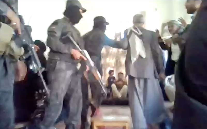 Lors d'une descente armée par les forces de sécurité, 17 baha'is sont arrêtés et emmenés en un lien inconnu.