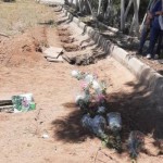 Un agent du ministère du Renseignement, Téhéran, continue d’enterrer les corps de baha’is, à l’insu de leurs familles, au-dessus de fosses communes où reposent déjà des milliers de morts.