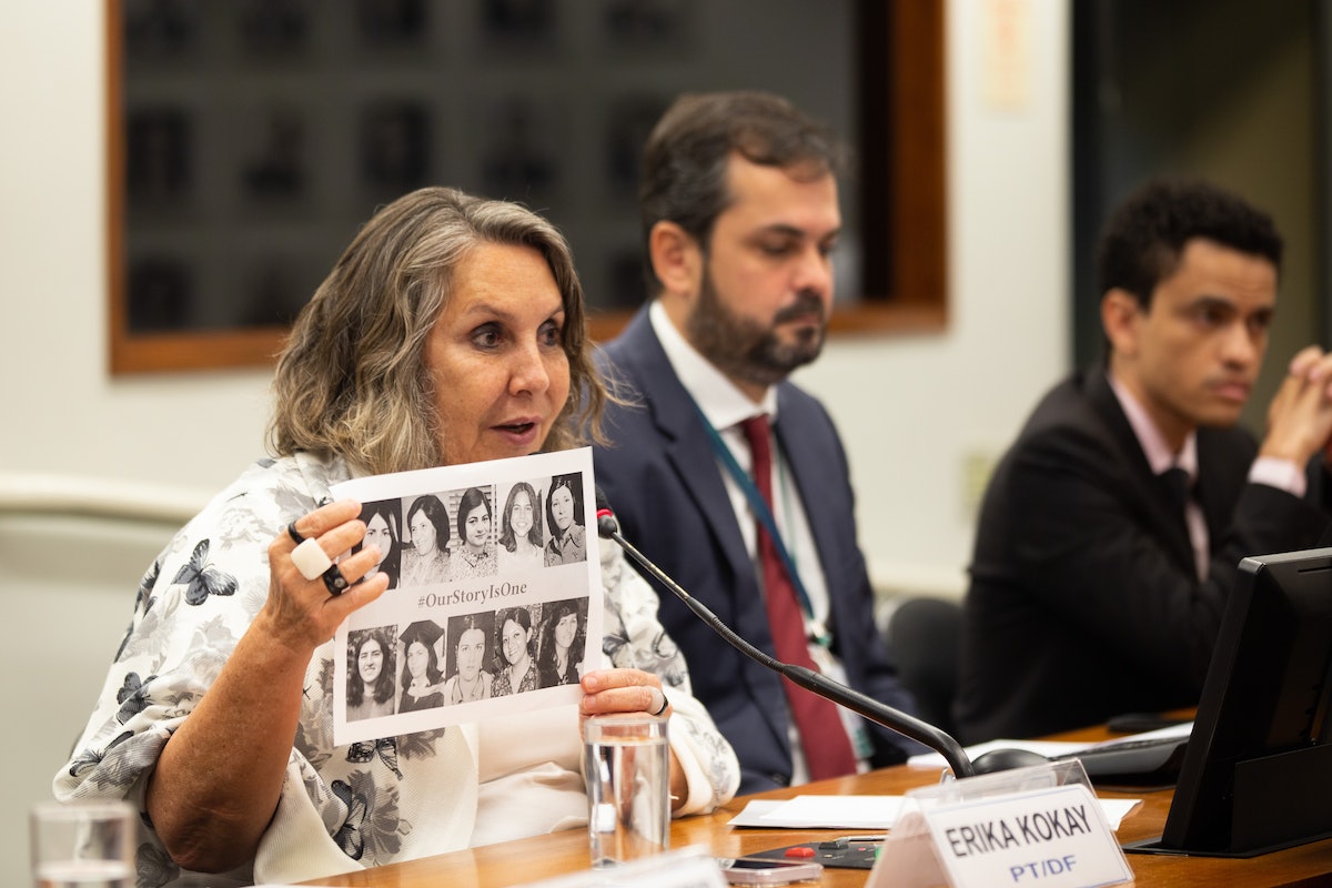 La députée fédérale Erika Kokay prononce une allocution sur les 10 bahá’íes qui ont été pendues à Chiraz, en Iran, il y a 40 ans pour leur croyance en une foi qui enseigne les principes d’unité, d’égalité et de justice.