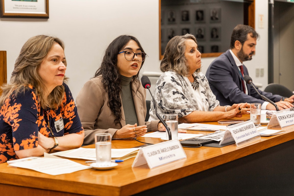 De gauche à droite : la ministre Claudia de Ângelo Barbosa, directrice du Département des droits de l’homme et des affaires sociales au ministère des Affaires étrangères ; Renata Bahrampour, représentante de la communauté bahá’íe du Brésil ; la députée fédérale Erika Kokay de la chambre basse du Congrès ; et Vitor Côrtes Magalhães, secrétaire exécutif de la Commission de législation participative.