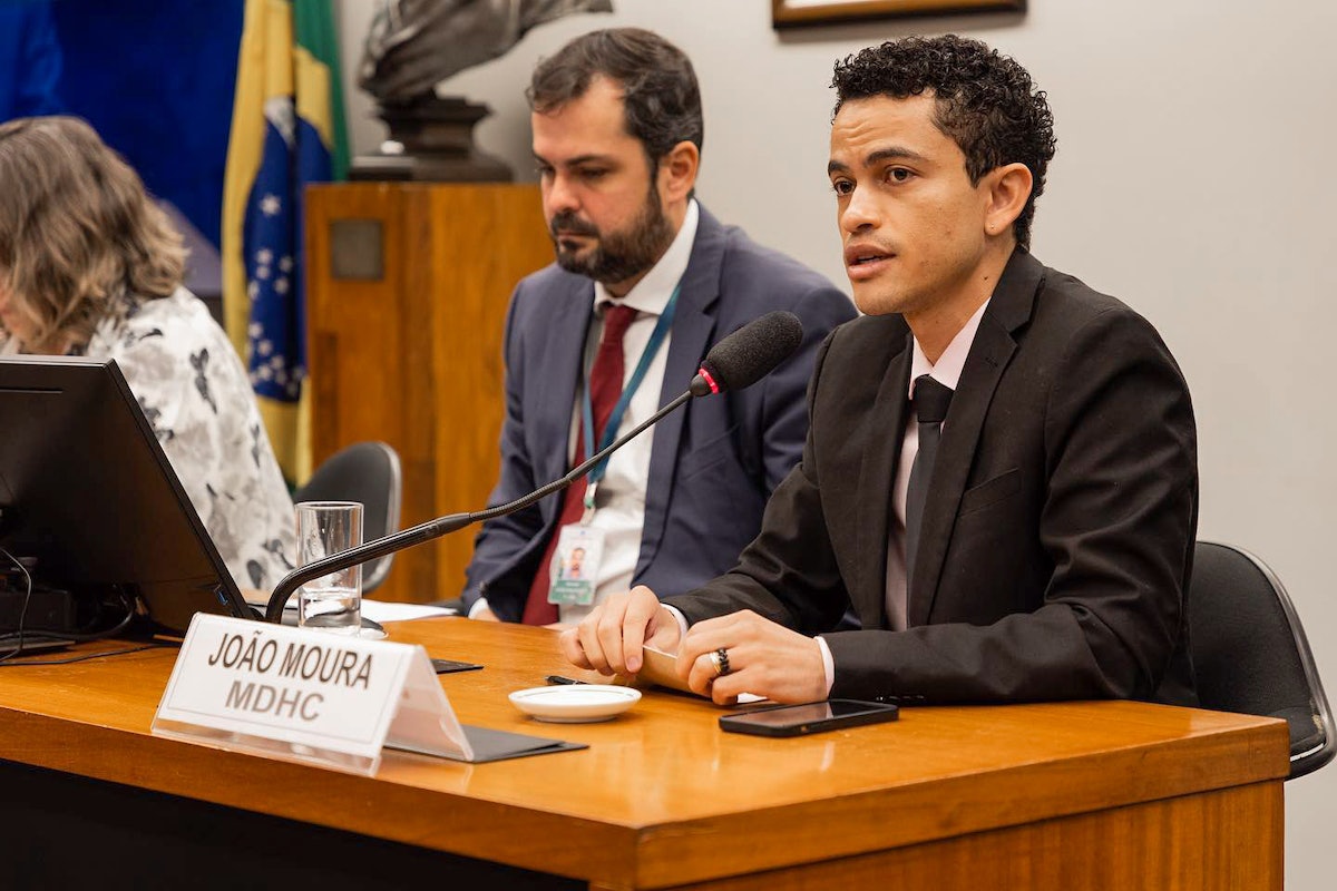 João Mora (à droite), coordinateur du Bureau de presse spécial pour l’éducation et la culture du ministère des Droits de l’homme et de la citoyenneté.