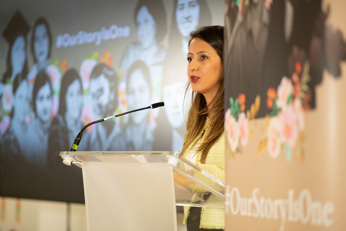 Londres vibre avec de performances artistiques et de présentations émouvantes rendant hommage aux 10 femmes bahá’íes exécutées en Iran il y a 40 ans.