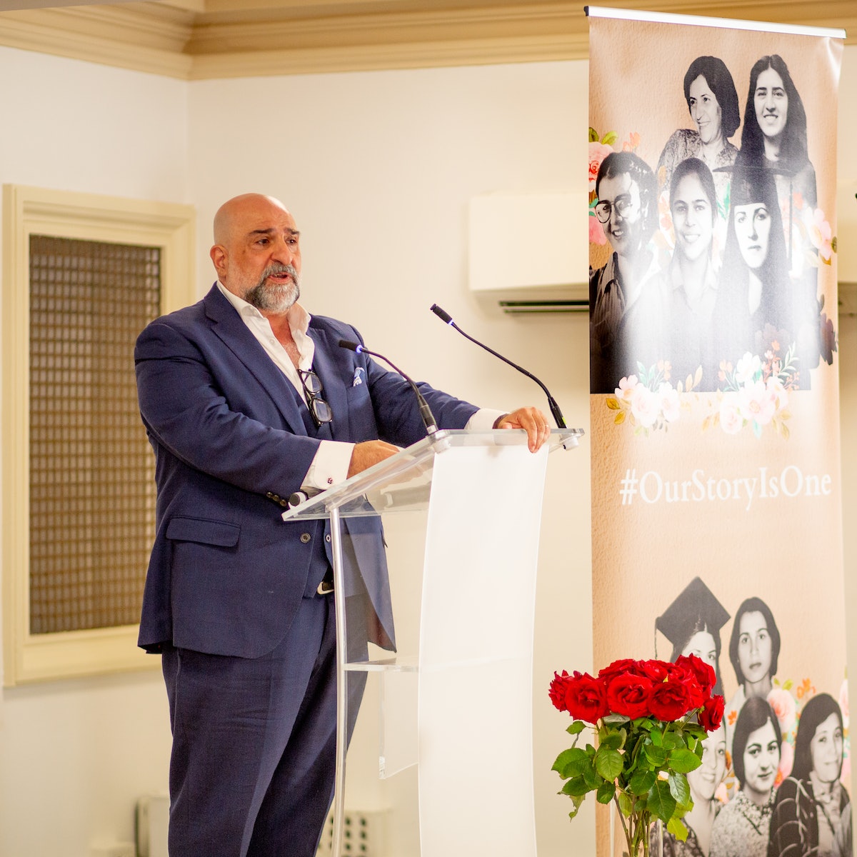 Le comédien et acteur Omid Djalili a également pris la parole lors de l’évènement, rappelant la mémoire des 10 femmes bahá’íes.