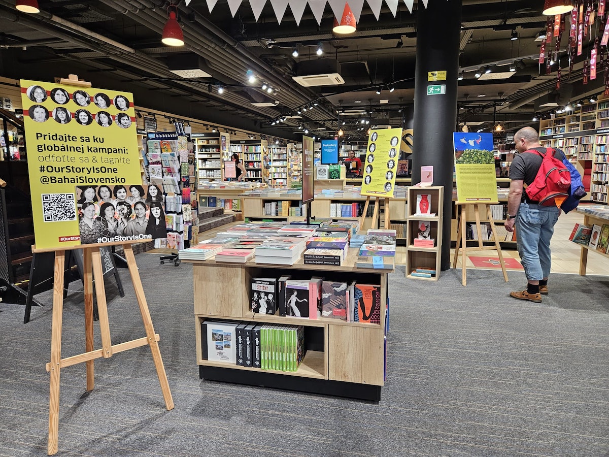 En Slovaquie, outre un évènement organisé dans le cadre de la campagne, la plus grande librairie du pays a présenté une exposition sur les femmes bahá’íes, ainsi que des peintures et des œuvres d’art reçues pour le message Our Story Is One.