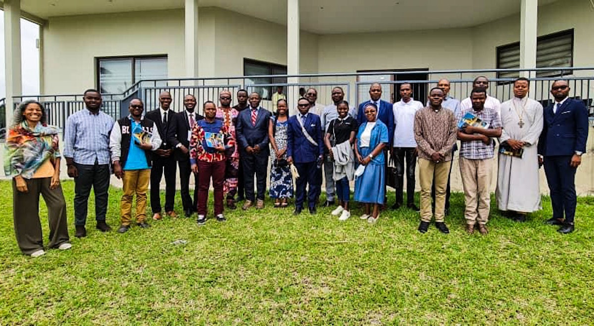 Les participants se sont réunis pour une photo de groupe à la fin de la discussion, qui était organisée par le Bureau bahá’í des affaires extérieures de la République démocratique du Congo.