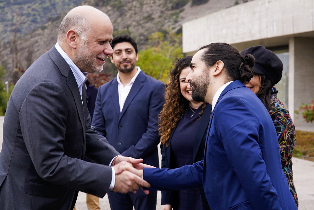« Nous nous sentons ici chez nous », a déclaré Álvaro Elizalde Soto (à gauche), ministre secrétaire général de la présidence du Chili. « Le temple est merveilleux et a été très bien conçu comme lieu de prière et de réflexion. » À droite : Felipe Duhart, secrétaire de l’Assemblée spirituelle nationale des bahá’ís du Chili.