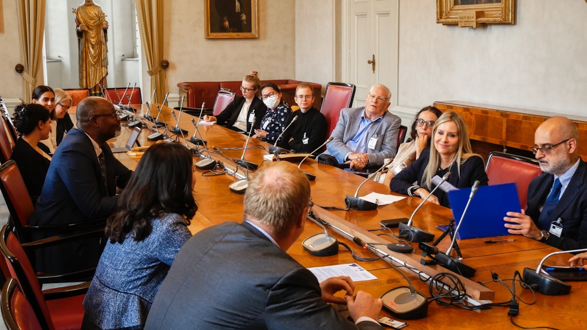Le séminaire a été organisé conjointement par le Bureau de Bruxelles de la Communauté internationale bahá’íe (BIC), l’adjoint au maire et les vice-maires de Stockholm et le Bureau bahá’í des affaires extérieures de Suède. Il a réuni des représentants du gouvernement, différents acteurs sociaux et des membres d’organisations civiles pour explorer les moyens de favoriser une société plus harmonieuse.