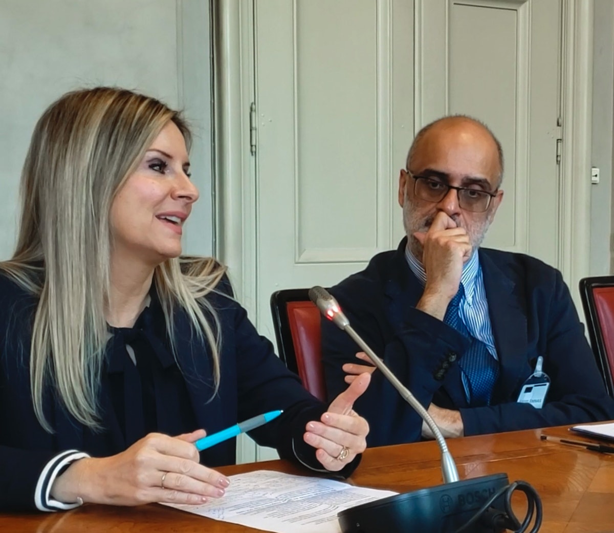 Rachel Bayani du Bureau de Bruxelles (à gauche) et Kishan Manocha, chef du département Tolérance et non-discrimination de l’Organisation pour la sécurité et la coopération en Europe (à droite).