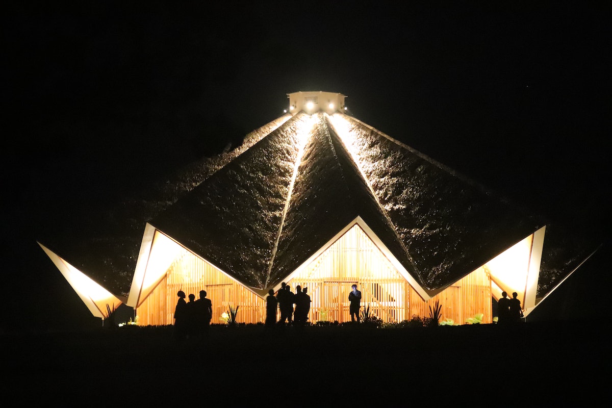 Vue nocturne de la maison d’adoration bahá’íe à Tanna, Vanuatu.