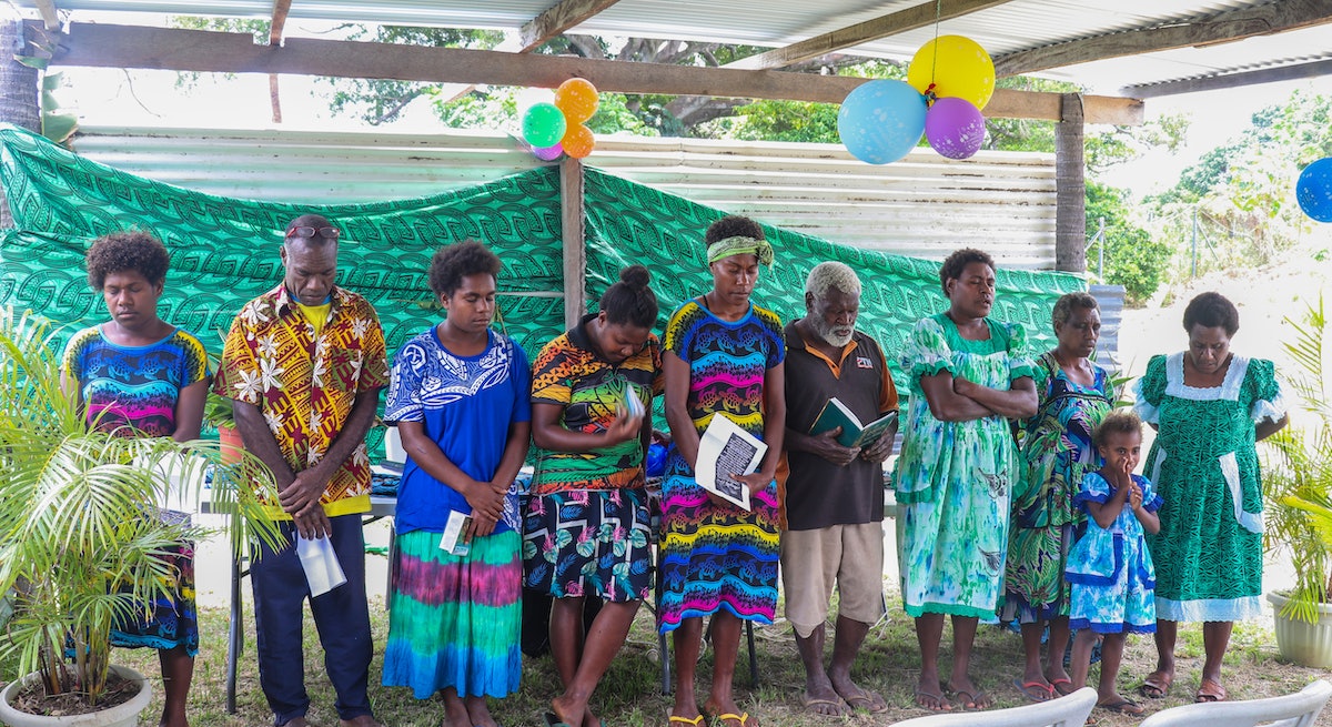 Le personnel de la Maison d’adoration et des bénévoles, lors du rassemblement de prière marquant le 2e anniversaire de l’inauguration du temple, priant pour que l’humanité progresse vers un monde plus pacifique.