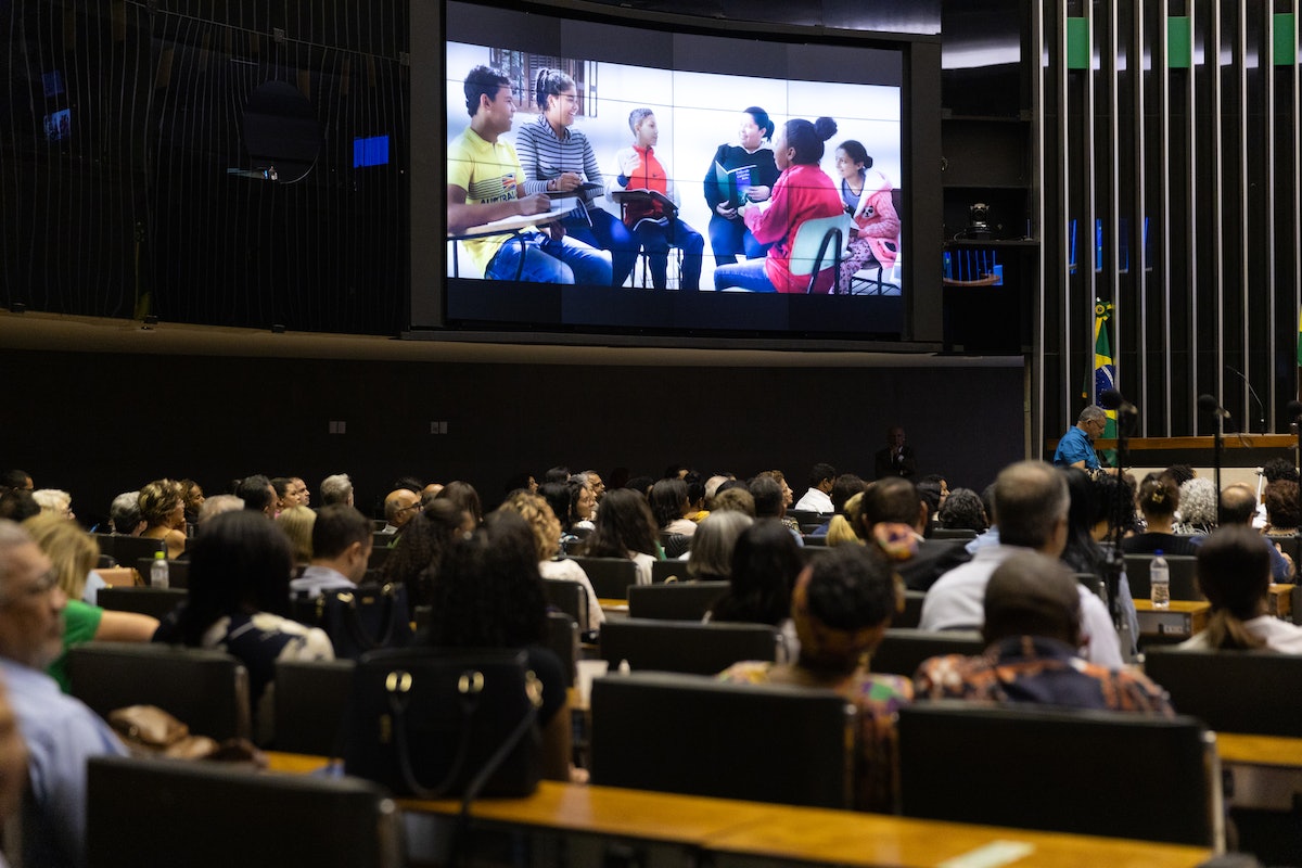 Les participants ont visionné un extrait du film Une perspective élargie qui met en lumière les efforts d’individus, de communautés et d’institutions au Brésil qui s’efforcent de canaliser le pouvoir transformateur des enseignements bahá’ís en vue l’améliorer leur société.