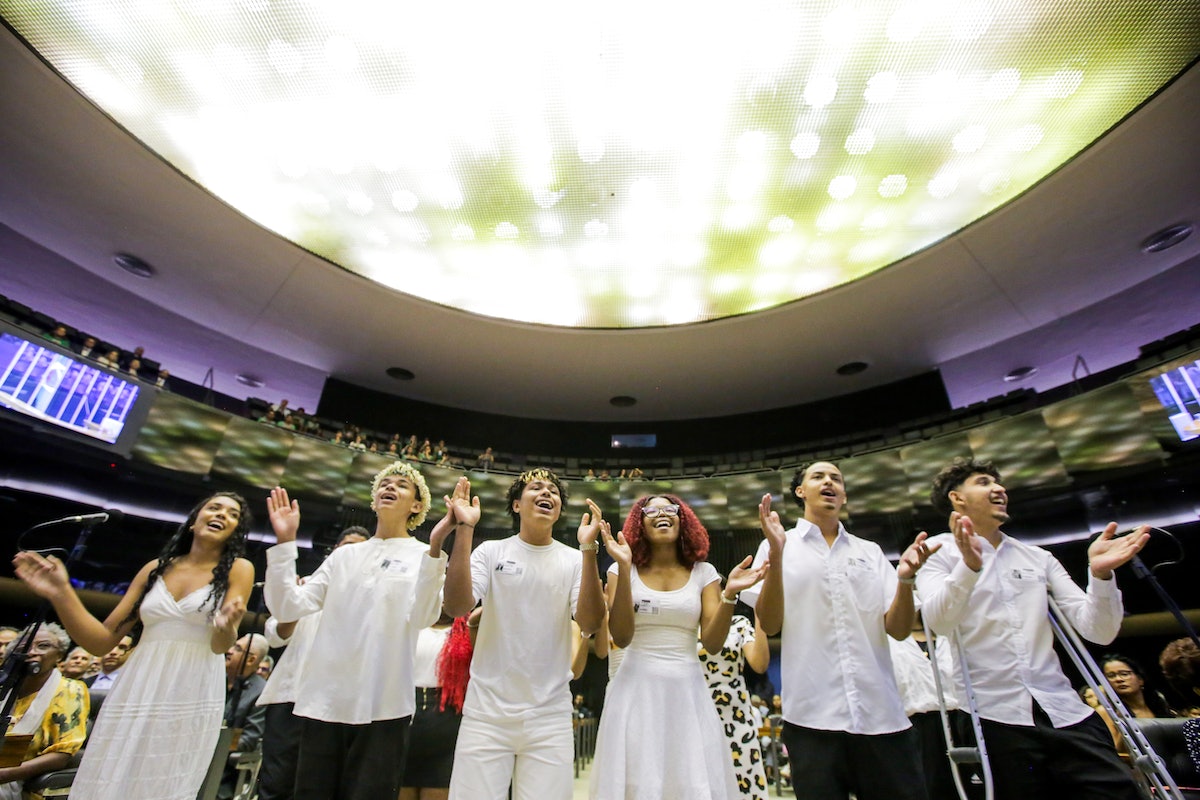 Un groupe de jeunes interprète les chansons qu’ils ont créées dans le cadre de leurs activités bahá’íes de développement de communautés.