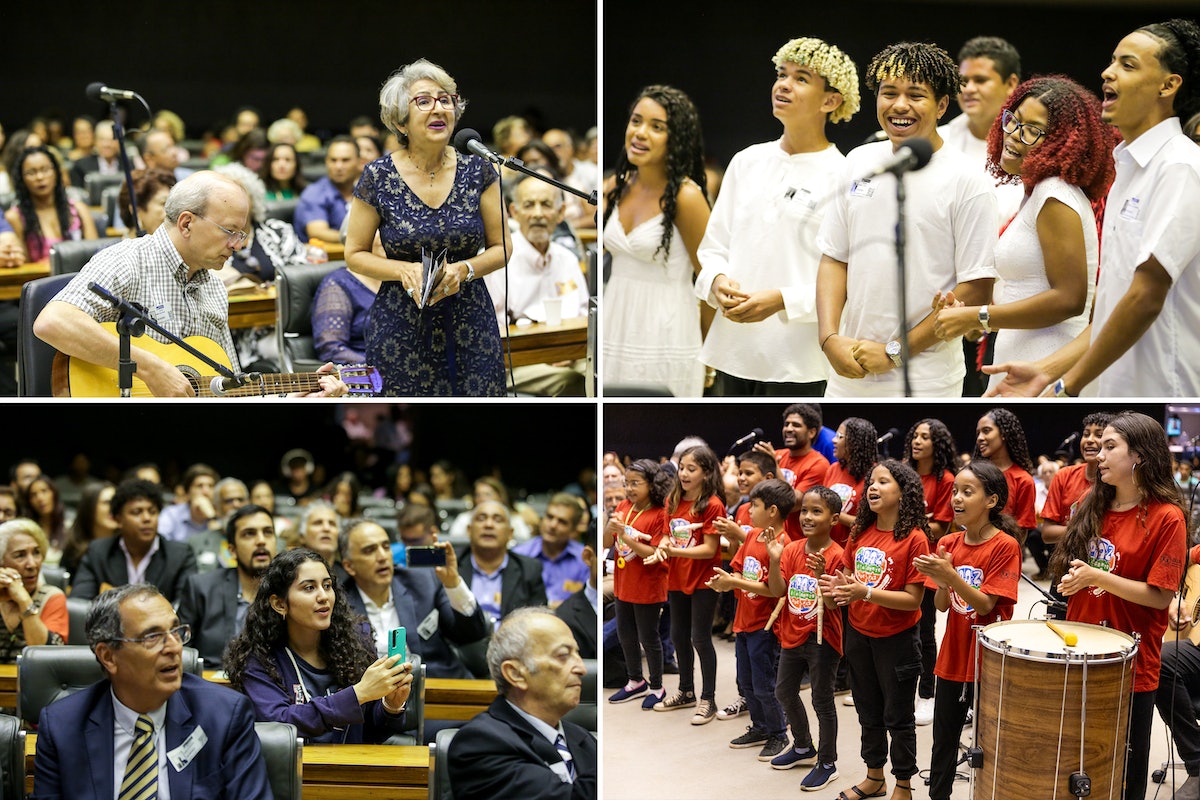 En haut à gauche, une chanson est interprétée en l’honneur de la première bahá’íe à s’installer au Brésil. En haut à droite, un groupe de jeunes d’un quartier interprètent des chansons inspirées des activités bahá’íes de construction de communautés. En bas à droite, un groupe d’enfants d’une organisation de la société civile proposent un spectacle musical.