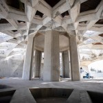 Le corps achevé du mausolée de ‘Abdu’l-Bahá est maintenant visible pour la première fois ; le mausolée émergent est le symbole du service inlassable rendu à l’humanité.