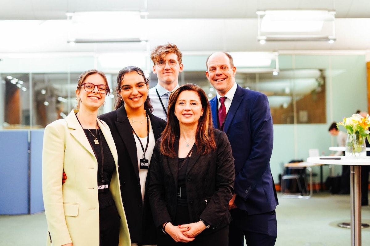 Membres du Bureau bahá’í des affaires publiques du Royaume-Uni.
