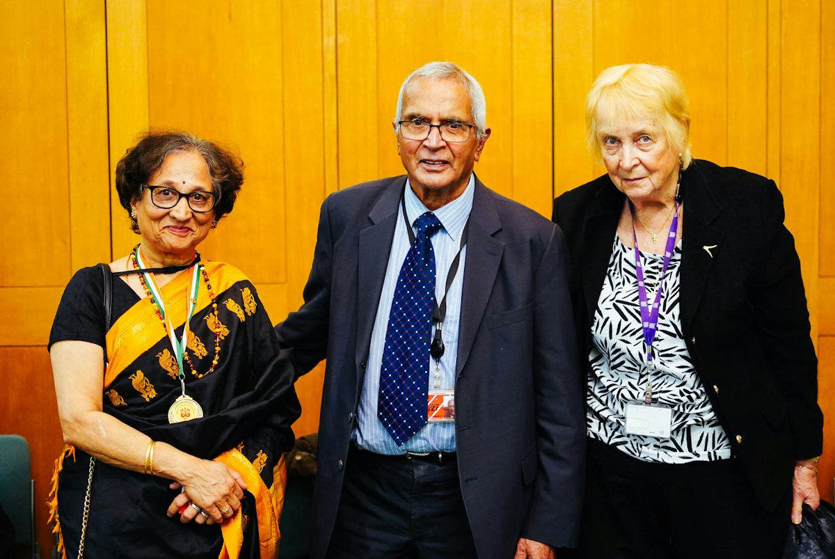 De gauche à droite : Trupti Patel, présidente du Hindu Forum of Britain (HFB) et Lord et Lady Dholakia.
