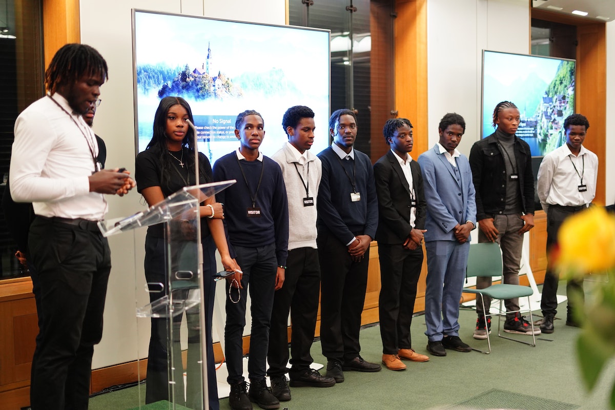 La réception a été enrichie par les contributions sincères de plusieurs jeunes de New Cross, dans le quartier londonien de Lewisham, qui ont parlé de leur expérience dans les programmes éducatifs bahá’ís qui renforcent les capacités de service à la société.
