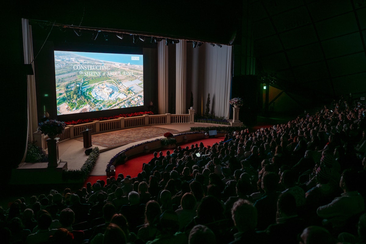 Un court film racontant le travail de construction a été publié lors de la Convention internationale bahá’íe. Depuis, le travail a progressé sur le treillis – la structure du toit qui couvre l’édifice central du mausolée – marquant une étape majeure du projet et révélant pour la première fois le corps complété en béton.