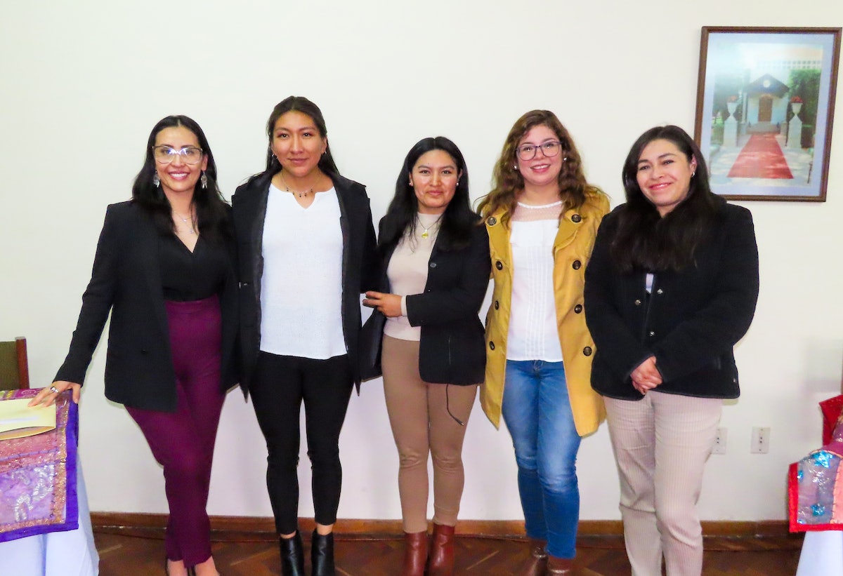 De gauche à droite : Bitia Vargas, directrice de l’Association communautaire de santé mentale Q’umara, Alexandra Reyes et Rosmery Chambi du Bureau bahá’í des affaires extérieures, Yascara Terrazas, conseillère juridique de l’Association des femmes conseillères et maires de Bolivie, et Janette Huallpa, représentante de Coordinatrice des femmes de Bolivie.