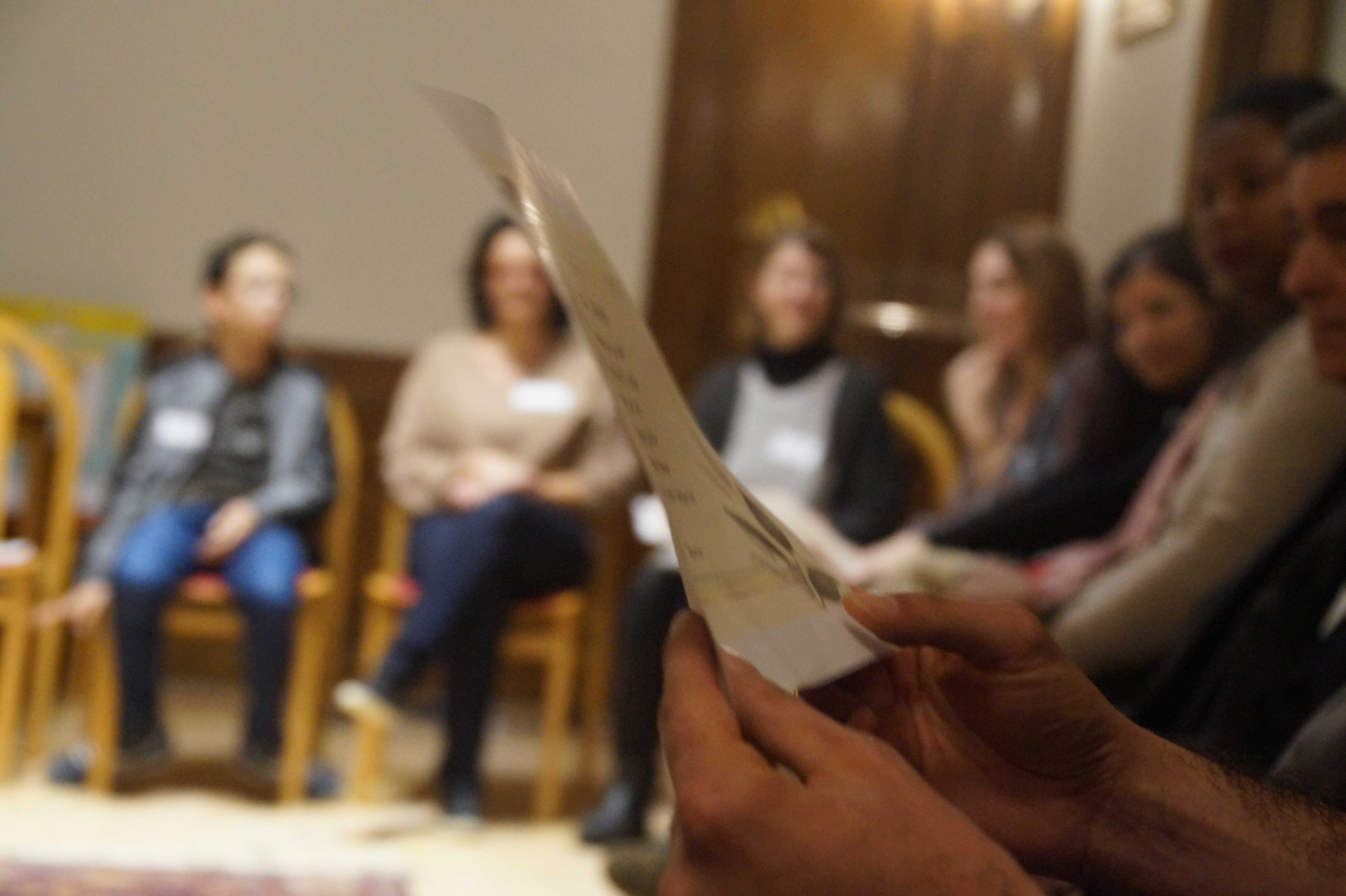 Les participants ont été invités à plonger dans un temps d’intériorité accompagné de la lecture de poèmes sur la fraternité.