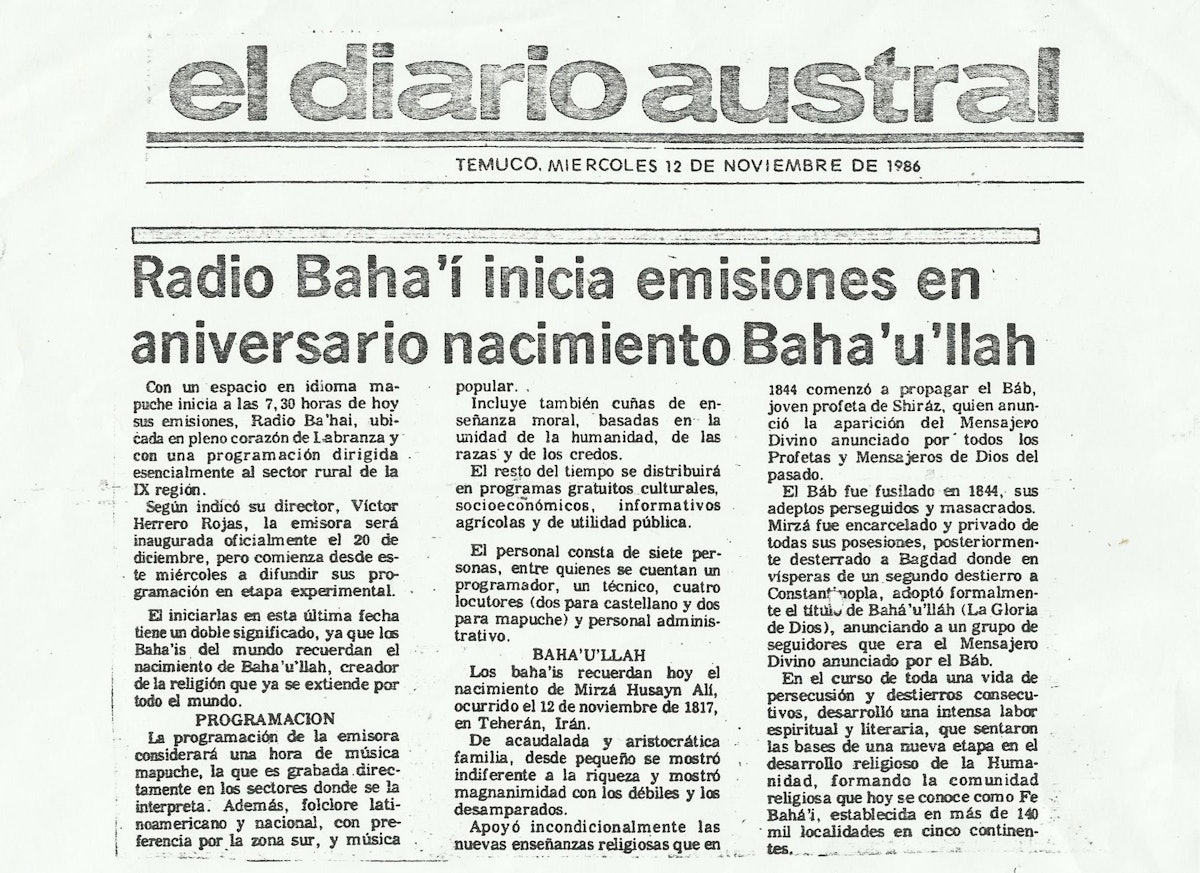 Le journal régional El Diario Austral a annoncé l’ouverture de Radio Bahá’í le 12 novembre 1986, coïncidant avec l’anniversaire de la naissance de Bahá’u’lláh.