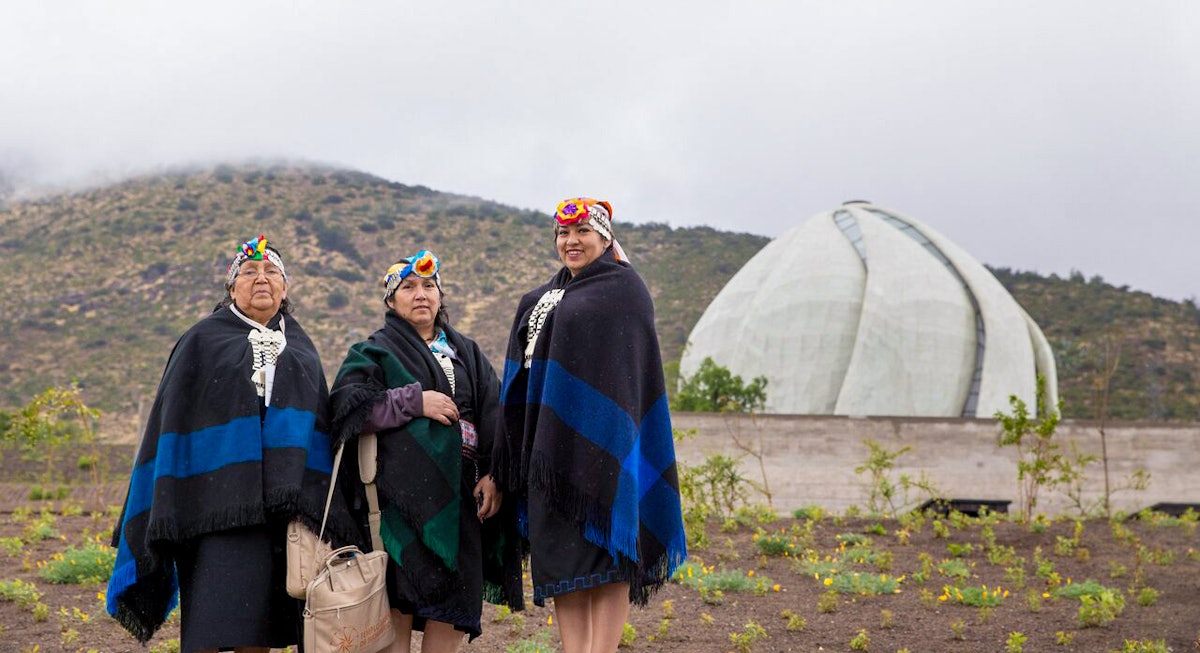 Membres de la communauté mapuche visitant la maison d’adoration bahá’íe à Santiago, au Chili.