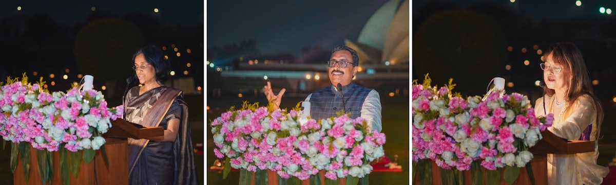 Le programme comprenait trois présentations (de gauche à droite) : une lecture d’un message du Premier ministre Narendra Modi pour marquer la célébration du centenaire – le message a été lu par Geeta Gandhi, présidente et directrice générale de la City Montessori School de Lucknow, ; une allocution de Ram Madhav, président de India Foundation ; et un discours de Nazneen Rowhani, secrétaire de l’Assemblée spirituelle nationale des bahá’ís de l’Inde.