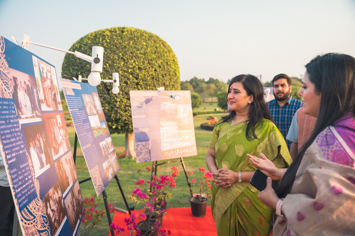 Les invités ont eu l’occasion de voir une exposition retraçant l’évolution de la communauté bahá’íe en Inde et ses efforts au cours du siècle dernier pour promouvoir le principe d’unité, cultiver des liens de camaraderie et favoriser l’égalité et l’éducation morale.