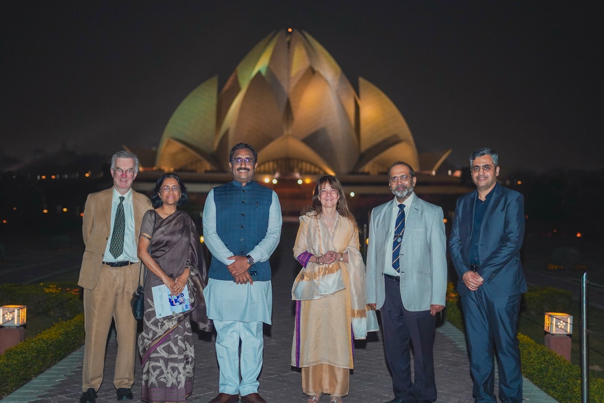 De gauche à droite : Roger David Kingdon, universitaire ; Geeta Gandhi, présidente et directrice générale de City Montessori School de Lucknow ; Ram Madhav, président de India Foundation ; Nazneen Rowhani, secrétaire de l’Assemblée spirituelle nationale des bahá’ís de l’Inde ; Alok Bansal, directeur de India Foundation ; Jaideep Mahalati, responsable de la maison d’adoration bahá’íe.