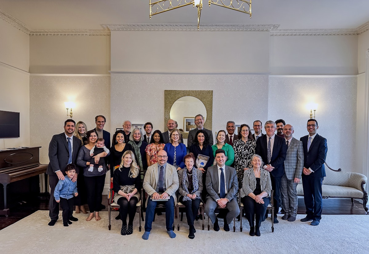Photo de groupe des membres de l’Assemblée spirituelle nationale bahá’íe du Royaume-Uni, de l’équipe d’architectes et d’autres invités lors de l’inauguration de l’appartement restauré au 17 Royal York Crescent à Bristol.