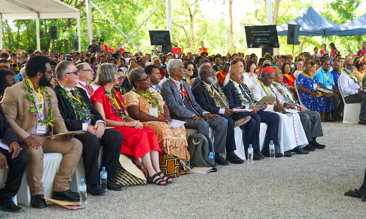 Parmi les participants à la cérémonie figuraient des représentants du gouvernement, des chefs religieux, des membres de la société civile, des représentants des institutions bahá’íes locales et nationales et de nombreuses autres personnes venues de tout le pays.