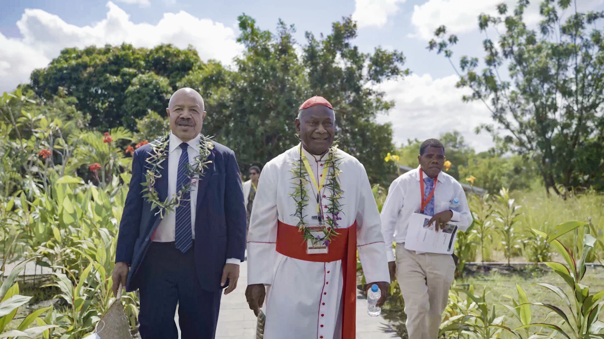 De gauche à droite : l’honorable Powes Parkop, gouverneur du district de la capitale nationale, et le cardinal Sir John Ribat, s’approchant du temple.
